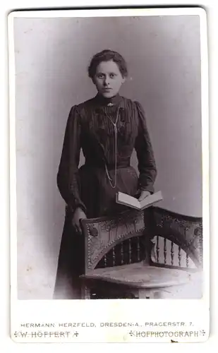 Fotografie Herman Herzfeld, Dresden-A., Pragerstr. 7, Portrait elegant gekleidete Dame mit Buch in der Hand
