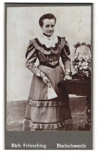 Fotografie Rich. Fritzsching, Bischofswerda, Portrait hübsche Dame mit Fächer in der Hand