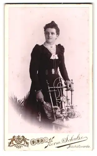 Fotografie Herm. Schulze, Bischofswerda, Hohestr. 4, Portrait hübsches Fräulein mit Dutt und Fächer