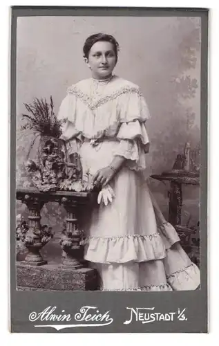 Fotografie Alwin Teich, Neustadt i. S., Albertstr. 195b, Portrait charmant lächelndes Fräulein im gerüschten Kleid