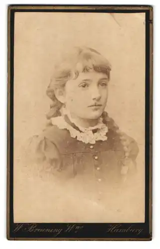Fotografie W. Breuning, Hamburg, Berg-Strasse 26, Portrait bildschönes Mädchen mit Flechtzöpfen