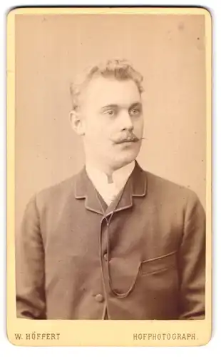 Fotografie W. Höffert, Dresden, Seestr. 10, Portrait blonder junger Mann mit Schnurrbart