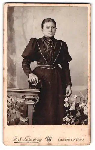 Fotografie Rich. Fritzsching, Bischofswerda, Albertstr. 17, Portrait bildschönes Fräulein im prachtvollen Kleid