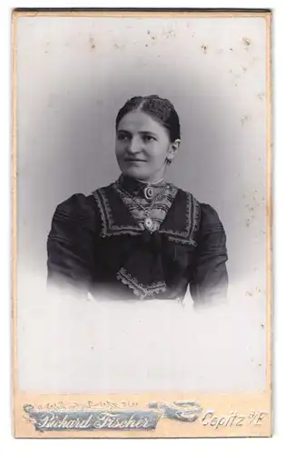 Fotografie Richard Fischer, Copitz a. E., Portrait charmant lächelnde Dame mit Brosche und Amulettkette