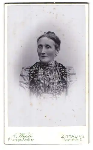 Fotografie A. Wehle, Zittau i. S., Hospitalstr. 2, Portrait hübsche Dame mit Dutt in bestickter Bluse