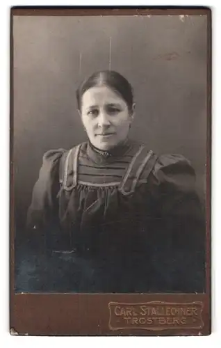 Fotografie Carl Stallechner, Trostberg, Portrait hübsche Dame im prachtvoll gerüschtem Kleid