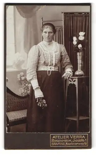 Fotografie Atelier Verra, Rosenheim, Innstr. 1, Portrait charmant blickendes Fräulein mit Blumen in der Hand