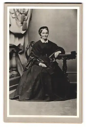Fotografie Rudolf Knöfel, Neustrelitz i. M., Portrait betagte hübsche Dame im prachtvollen Kleid