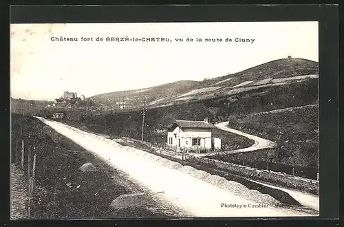 AK Berze-le-Chatel, Chateau fort, vue de la route de Cluny