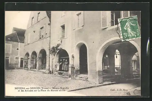 AK Noyers-sur-Serein, Maison Brandin et les Arcades sur la Place du Marché au ble