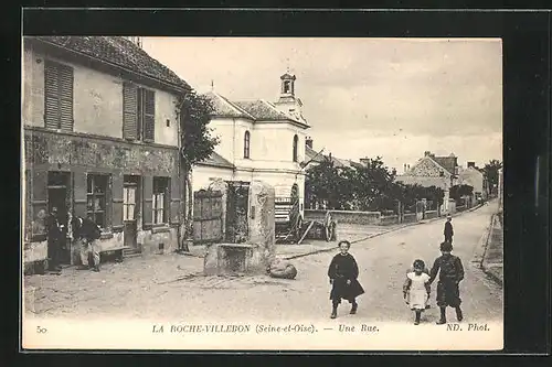AK La Roche-Villebon, Une Rue