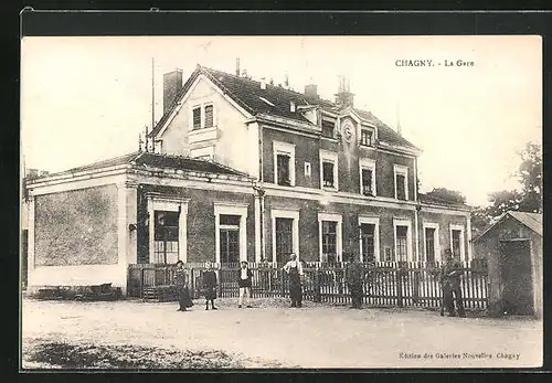 AK Chagny, la Gare, Passanten vor dem Bahnhofsgebäude