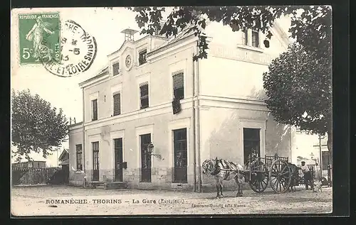 AK Romanéche-Thorins, la Gare, Bahnhofsgebäude und Pferdekutsche