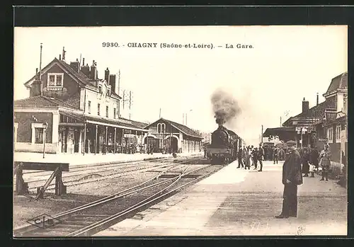 AK Chagny, la Gare, einfahrender Zug und Passagiere
