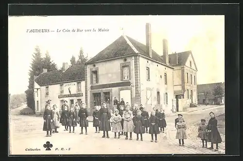 AK Vaudeurs, le Coin de Rue vers la Mairie