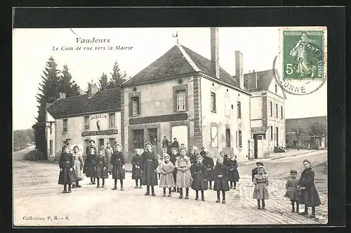 AK Vaudeurs, le Coin de rue vers la Mairie