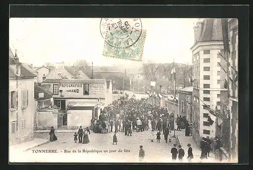 AK Tonnerre, Rue de la République un jour de fete, Photographie Durand