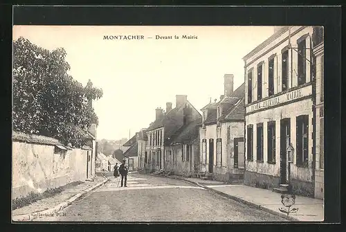 AK Montacher, Devant la Mairie