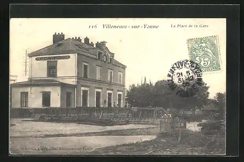 AK Vileneuve-sur-Yonne, La Place de la Gare