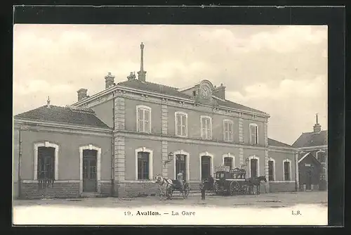 AK Avallon, la Gare, Bahnhofsgebäude mit Pferdekutsche