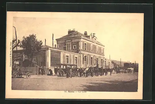 AK Sens, la Gare, Bahnhofsgebäude mit Pferdekutschen