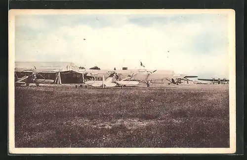 AK St-Jacques-da-la-Lande, La Camp d`Aviations, Devant les Hangars