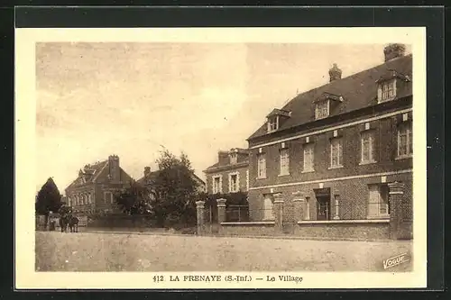 AK La Frenaye, Le Village, ein Pferd am Strassenrand