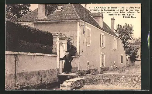 AK Cravant, M. le Cure vous presente la bienvenue et sort de son presbytere pour vous faire admirer les beautes Eglise