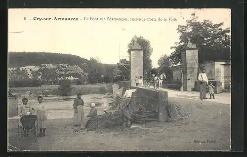 AK Cry-sur-Armancon, Le Pont sur l`Armancon, ancienne Porte de la Ville