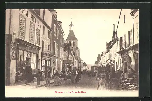 AK Brienon, La Grande Rue, Passanten auf der Strasse