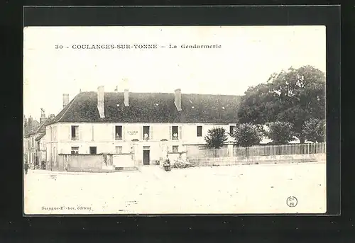 AK Coulanges-sur-Yonne, La Gendarmerie, Aussenansicht