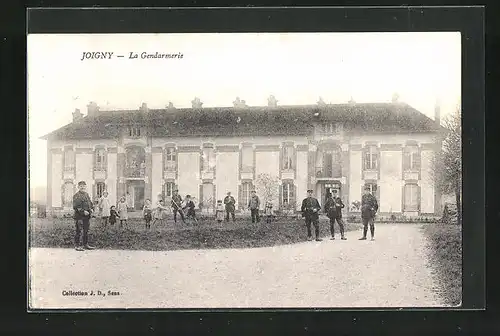 AK Joigny, La Gendarmerie, Kinder und Männer in Uniform