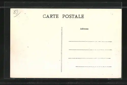 AK Joigny, La Gendarmerie, Kinder und Männer in Uniform