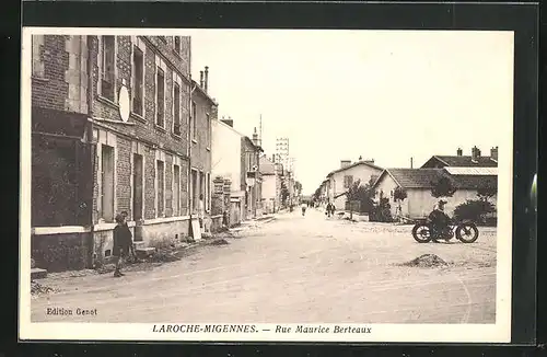 AK Laroche-Migennes, Rue Maurice Berteaux, Mann auf einem Motorrad