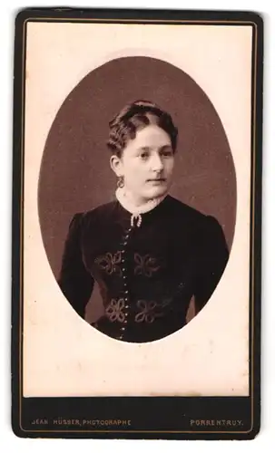 Fotografie Jean Hüsser, Porrentruy, Portrait bildschönes Fräulein mit Dutt und Brosche am Kleiderkragen
