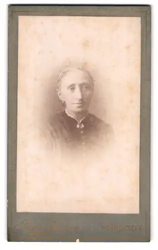 Fotografie Jean Husser, Porrentruy, Portrait betagte schöne Frau mit Brosche am Blusenkragen