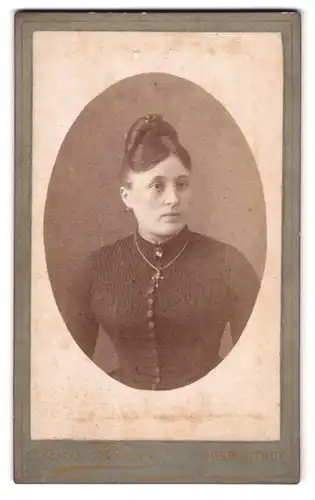 Fotografie Jean Husser, Porrentruy, Portrait bildschönes Fräulein mit Dutt, Halskette und Brosche am Kragen