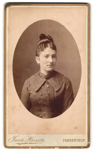 Fotografie Jean Husser, Porrentruy, Portrait brünette junge Schönheit mit Dutt und eleganten Ohrringen