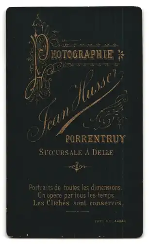 Fotografie Jean Husser, Porrentruy, Portrait brünette junge Schönheit mit Dutt und eleganten Ohrringen