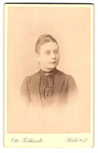 Fotografie Otto Gebhardt, Halle a. S., Gr. Ullrichstr. 11, Portrait schönes Fräulein mit Brosche am Blusenkragen