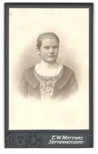 Fotografie E. W. Matthias, Seifhennersdorf, Portrait bildschönes Fräulein mit eleganter Stickerei an der Bluse