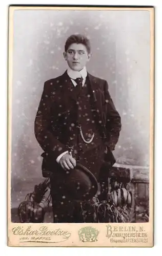 Fotografie Oskar Goetze, Berlin, Invalidenstr. 134, Portrait junger Mann mit Hut im Anzug