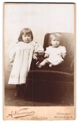 Fotografie A. Neumayer, München, Weinstr. 8, Portrait zwei bildhübsche Mädchen in weissen Kleidchen