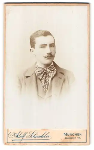 Fotografie Adolf Schindeler, München, Zweigstr. 10, Portrait charmanter junger Mann mit Schnurrbart