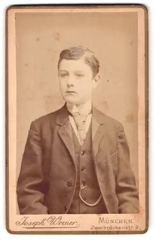 Fotografie Joseph Werner, München, Zweibrückenstr. 2, Portrait niedlicher Bube im eleganten Anzug mit Krawatte