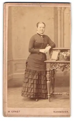 Fotografie W. Ernst, Hannover, Angerstr. 13a, Portrait bildschönes Fräulein im gerüschten Kleid