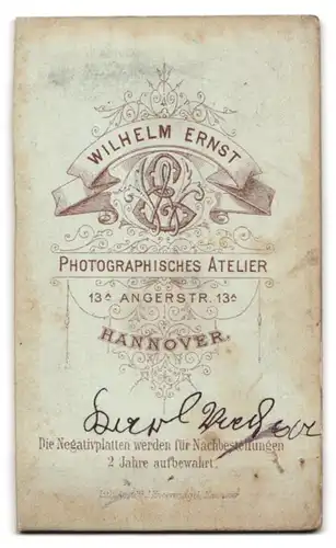 Fotografie W. Ernst, Hannover, Angerstr. 13a, Portrait bildschönes Fräulein im gerüschten Kleid