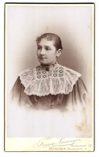 Fotografie Franz Neumayer, München, Neuhauserstr. 29, brünettes Fräulein im Kleid mit Stickerei