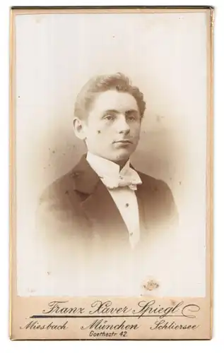 Fotografie Franz Xaver Spiegl, München, Goethestr. 42, Portrait charmanter junger Mann in Fliege und Jackett
