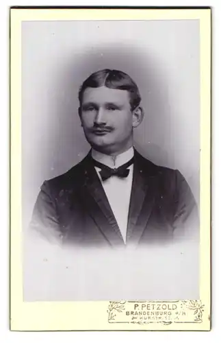 Fotografie P. Petzold, Brandenburg a. H., Kurstr. 52, Portrait stattlicher junger Mann mit Schnurrbart